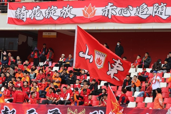 主場(chǎng)上萬(wàn)名球迷的吶喊助威，給山東體彩女足征戰女超增添了能量與動(dòng)力